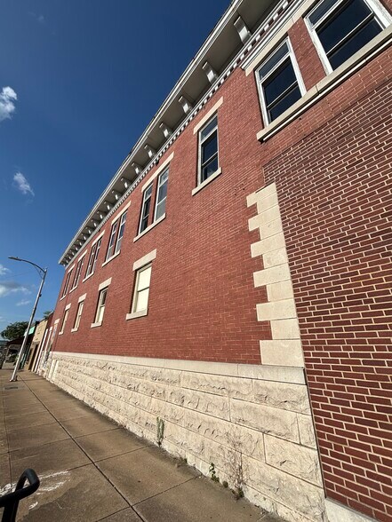 More Photos Of 121 W Walnut St, Rogers Storefront Retail Office For Sale