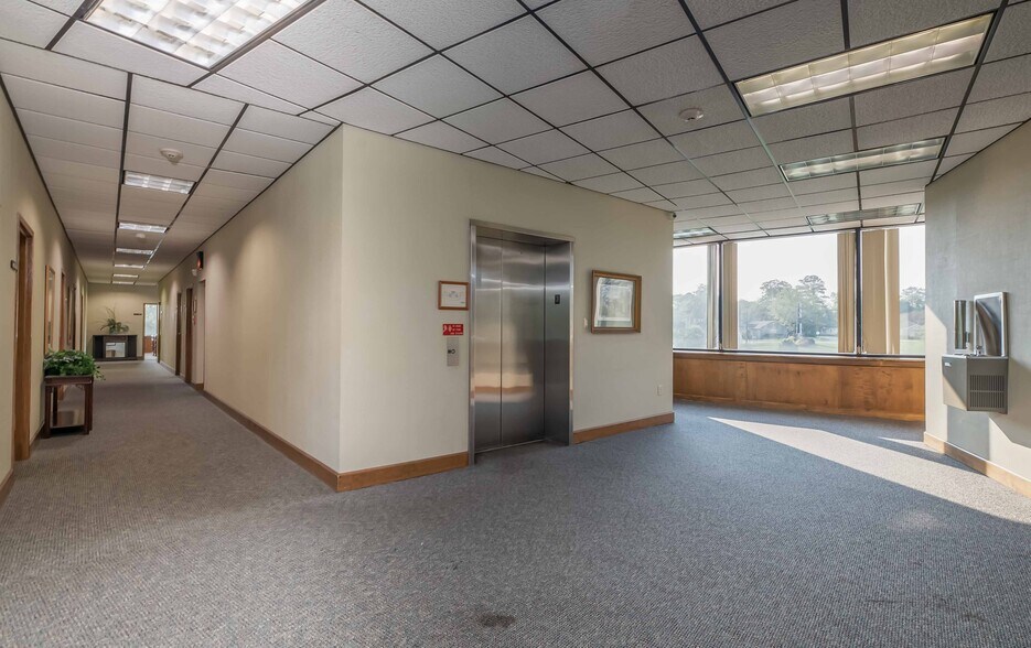 More Photos Of 6003 Veterans Pky, Columbus Office For Lease