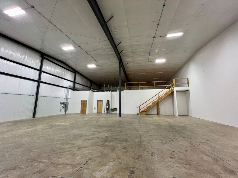 More Photos Of 185 Airport Rd, Fayetteville Warehouse For Lease