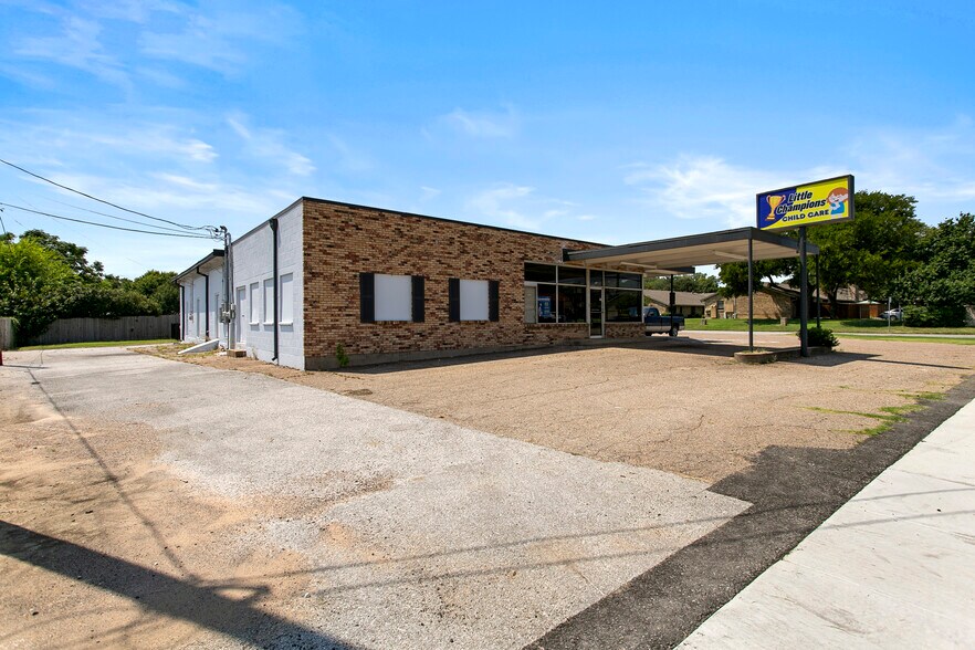 More Photos Of 641 W Bedford Euless Rd, Hurst Freestanding For Sale