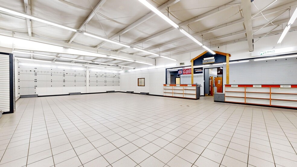 More Photos Of 5250 Veterans Pky, Columbus Flex For Lease