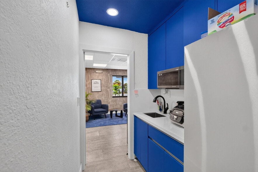 More Photos Of 16811 NE 6th Ave, North Miami Beach Office For Sale