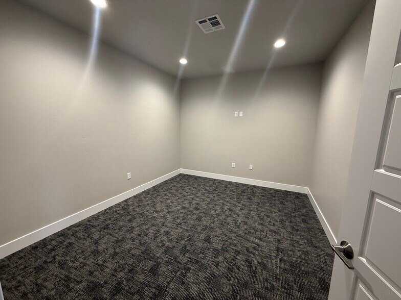 More Photos Of 1921 E Overland Rd, Meridian Office For Lease