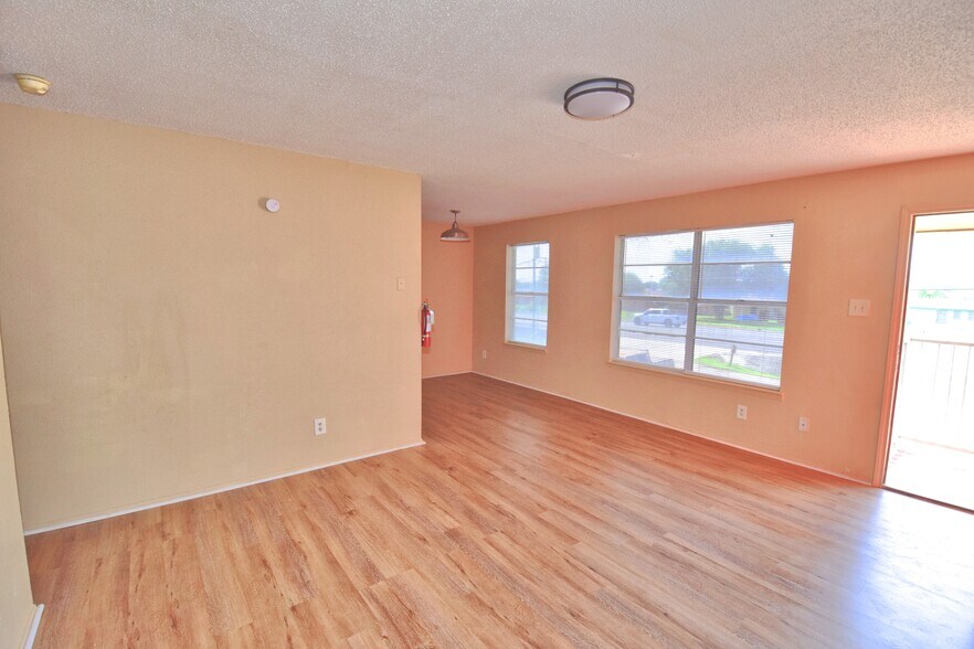 More Photos Of 303-511 E Reagan Rd, Beeville Multifamily For Sale