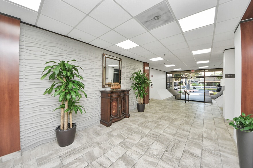 More Photos Of 8554 Katy Fwy, Houston Unknown For Lease