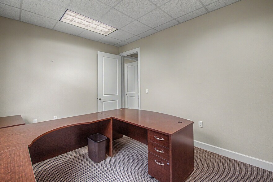 More Photos Of 633 E Fernhurst Dr, Katy Medical For Sale