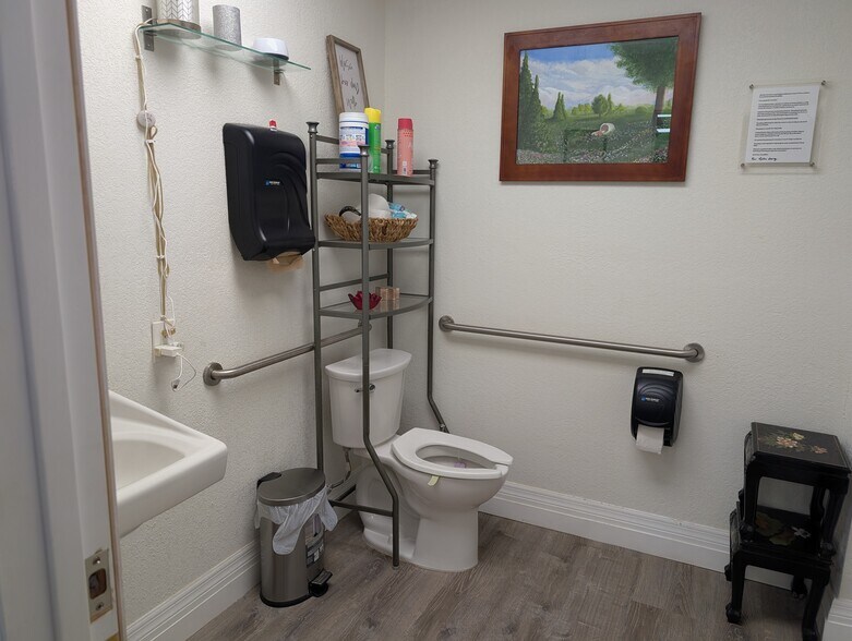 More Photos Of 7015 N Manhattan Ave, Tampa Storefront Retail Office For Lease
