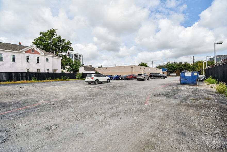 More Photos Of 2323 San Jacinto St, Houston Freestanding For Lease