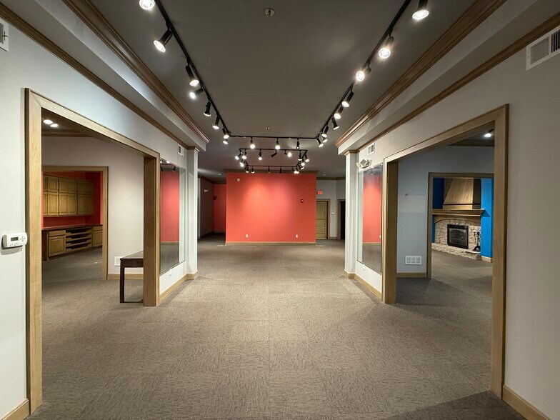 More Photos Of 207 SE Third St, Lee's Summit General Retail For Lease