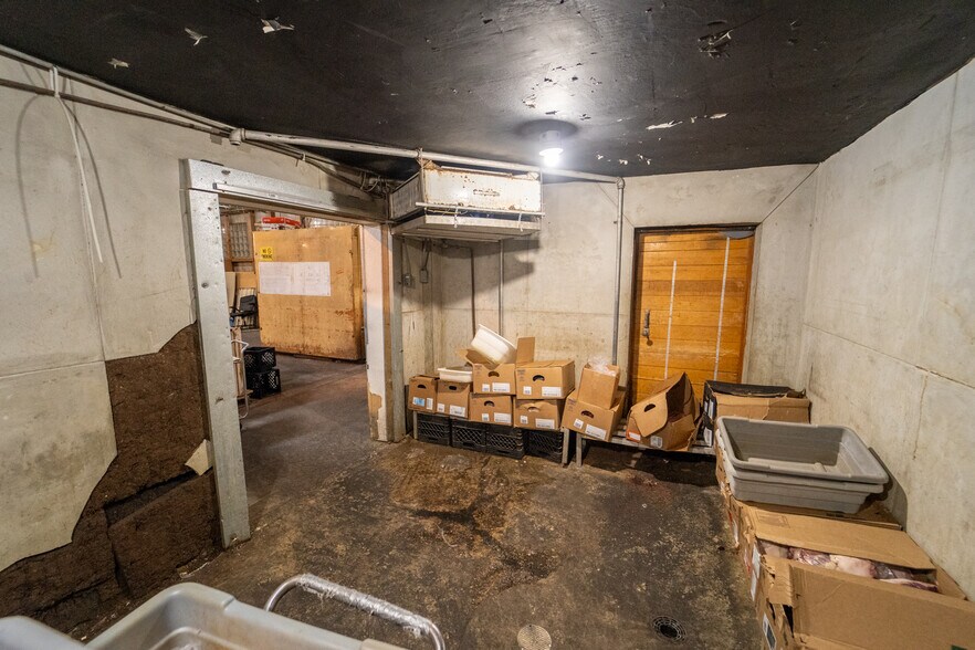 More Photos Of 1302 E Crestwood Dr, Victoria Storefront For Sale