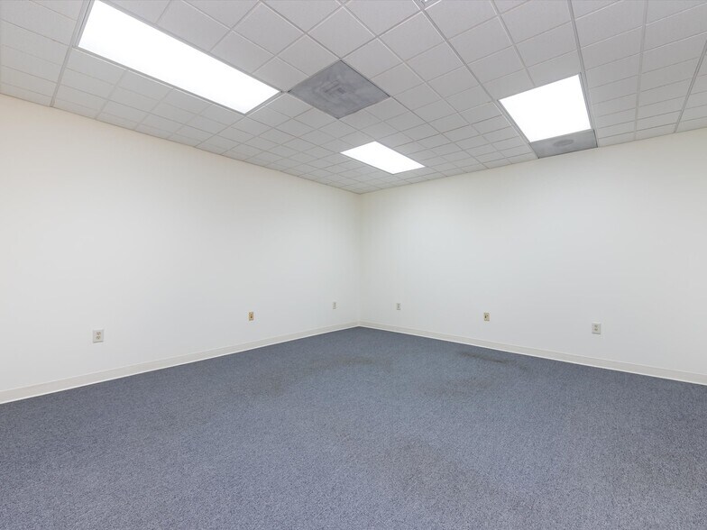 More Photos Of 1812 W Morehead St, Charlotte Office Residential For Lease