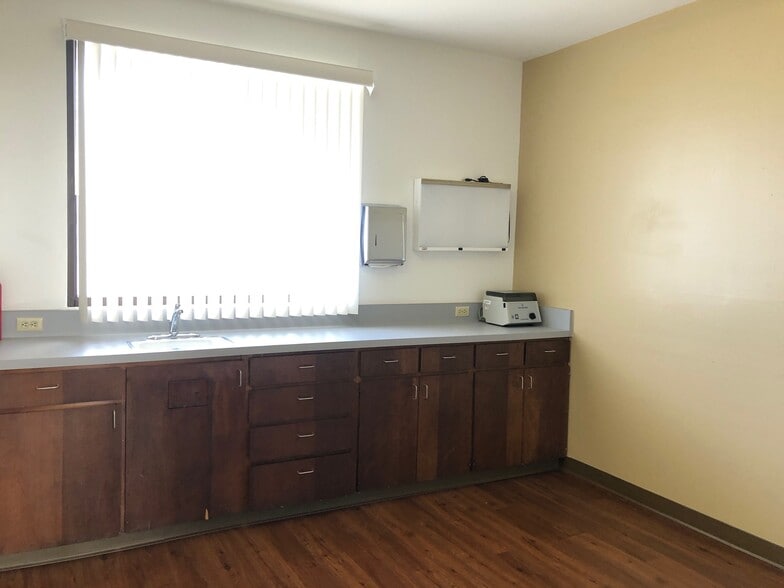 More Photos Of 17400 Irvine Blvd, Tustin Medical For Lease