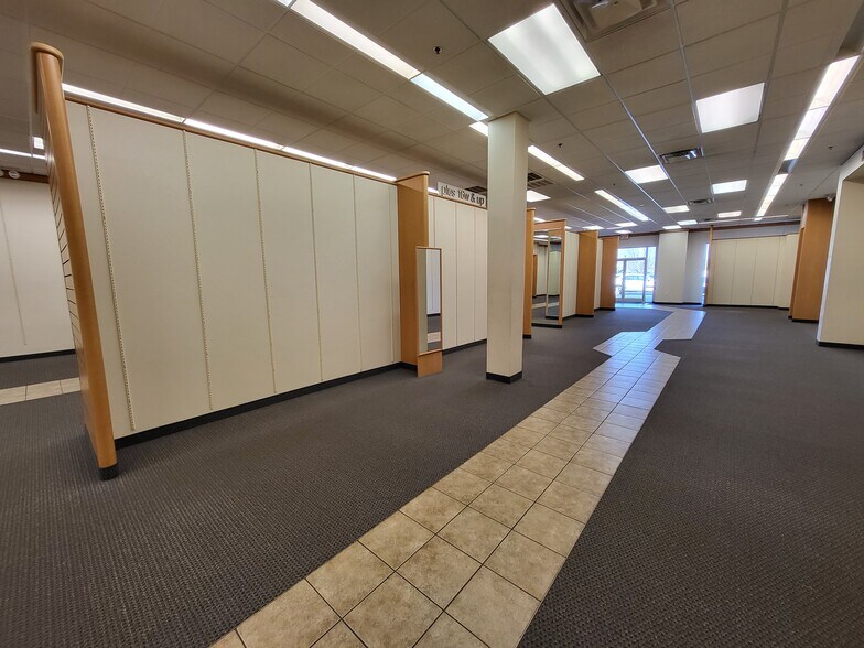 More Photos Of 3201 Lusk Dr, Neosho Storefront For Lease