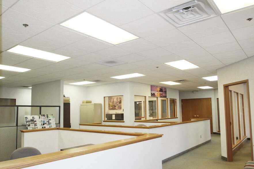 More Photos Of 2557-2571 Center Rd, Hinckley Warehouse For Lease