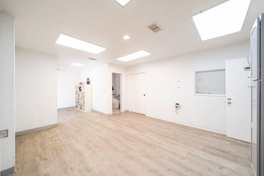 More Photos Of 6943 Eton Ave, Canoga Park Manufacturing For Sale