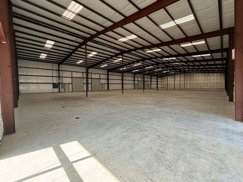 More Photos Of 644 Fortune Blvd, Midway Warehouse For Lease