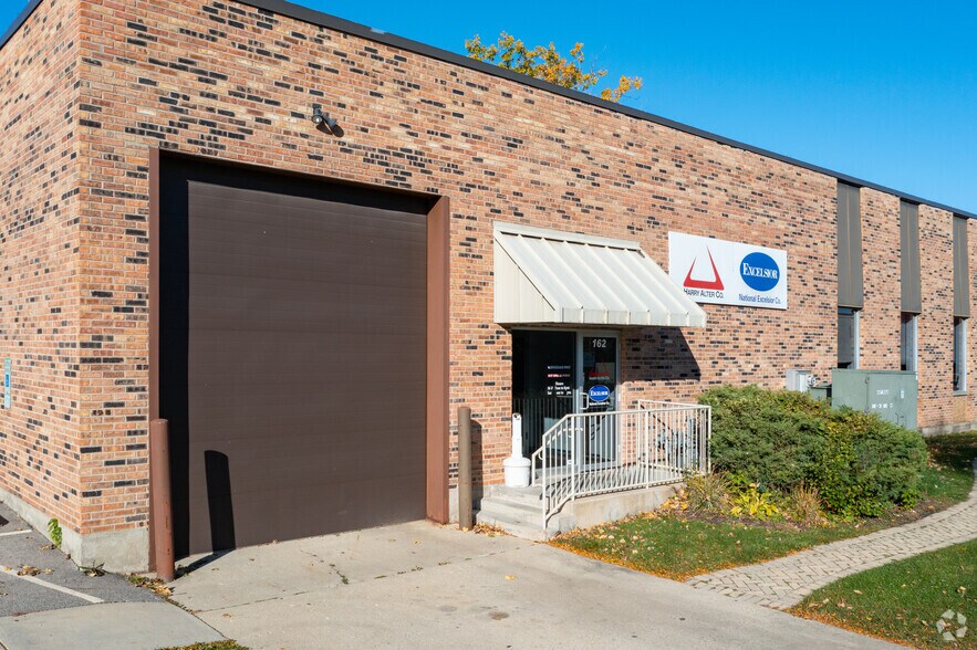 More Photos Of 162-164 Northfield Rd, Northfield Warehouse For Lease
