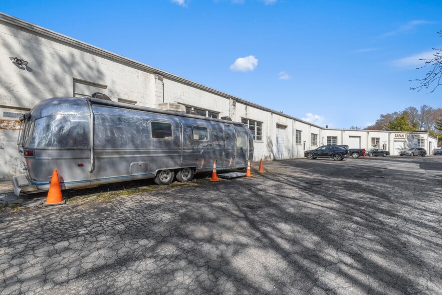 More Photos Of 55 Poplar St, Stamford Light Distribution For Sale