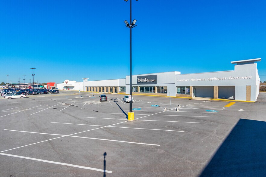 More Photos Of 409 Southeast Blvd, Clinton Storefront For Lease