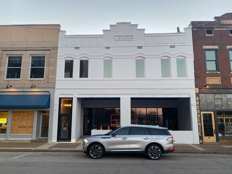 More Photos Of 20 NW 6th St, Evansville Restaurant For Lease