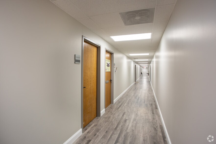 More Photos Of 8320 N Oak Tfwy, Kansas City Office For Lease