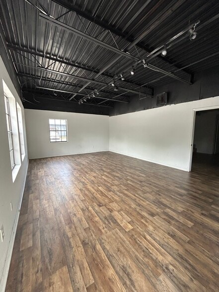 More Photos Of 102 Flagship Dr, Lutz Storefront Retail Office For Lease