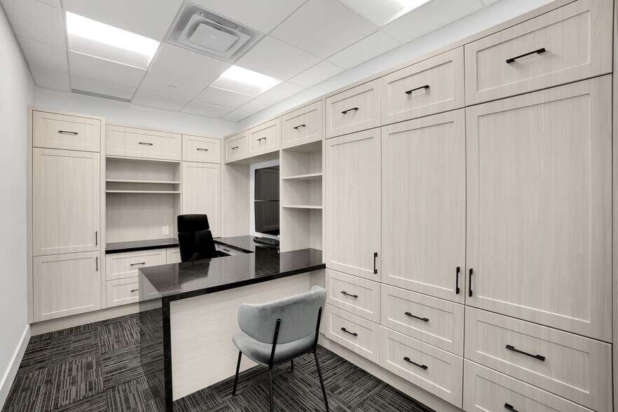 More Photos Of 7611 Pine Valley Dr, Vaughan Storefront Retail Office For Lease