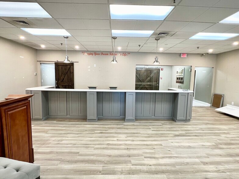 More Photos Of 254 N Broadway, Salem Storefront Retail Office For Sale