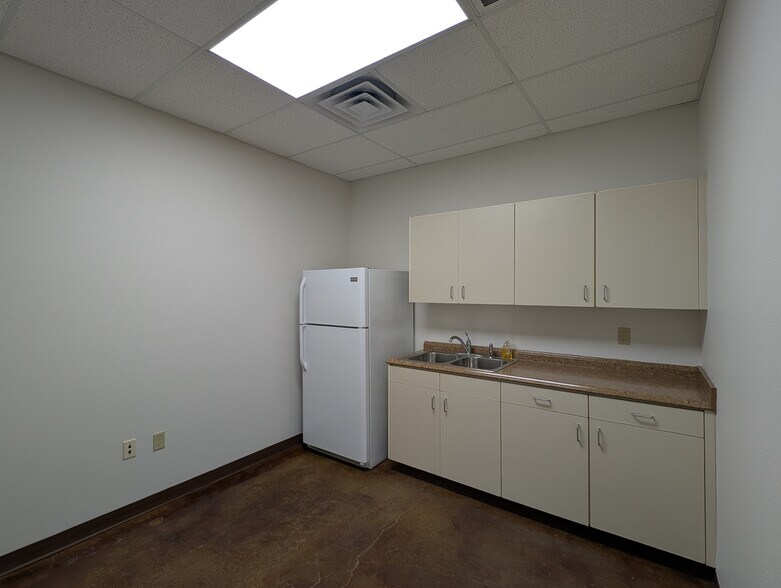 More Photos Of 2605 S County Road 1242, Midland Warehouse For Lease