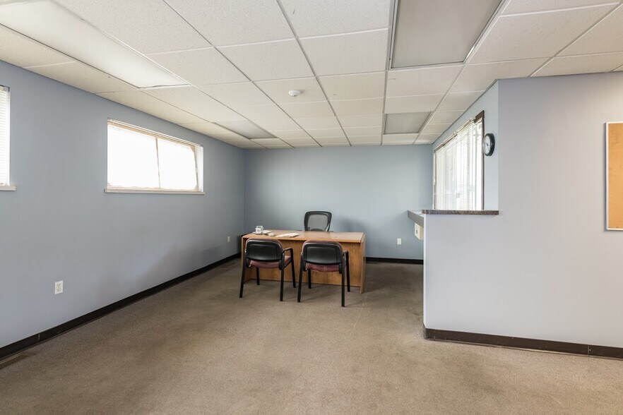 More Photos Of 25215 Glendale St, Redford Township Warehouse For Lease