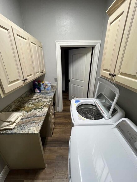 More Photos Of 119 E 5th St, Bonham Restaurant For Sale