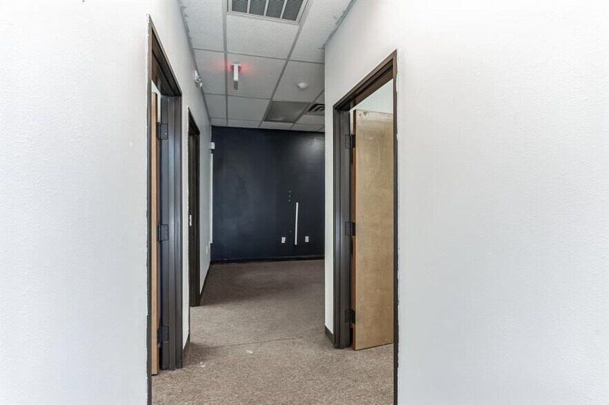 More Photos Of 425 Round Rock West Dr, Round Rock Light Distribution For Lease