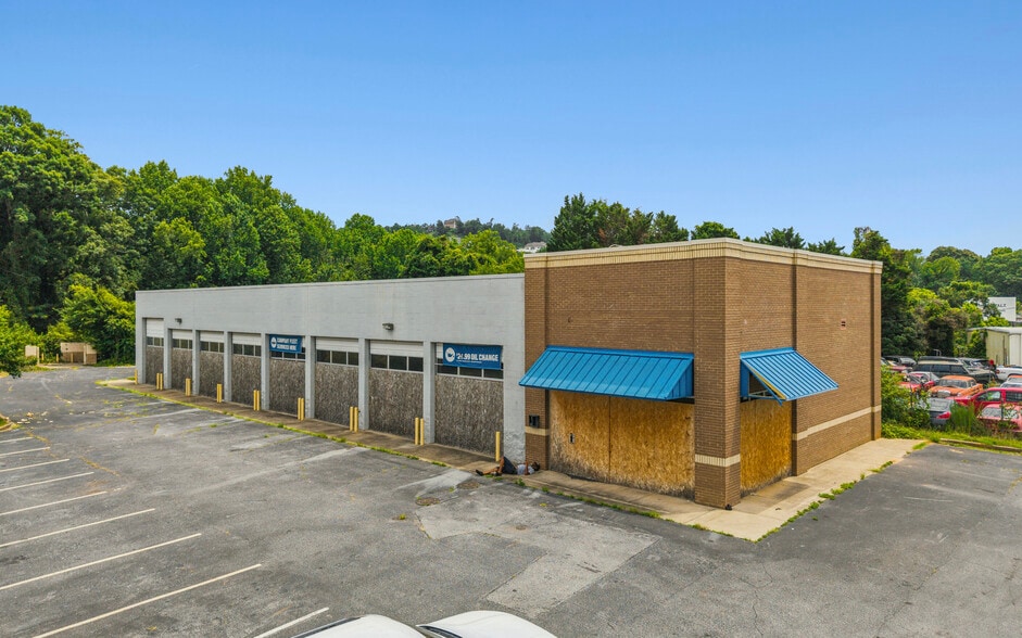More Photos Of 3110 N Pleasantburg Dr, Greenville Auto Repair For Sale