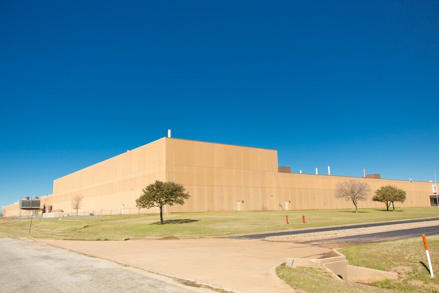 More Photos Of 8600 N Central Fwy, Wichita Falls Manufacturing For Sale