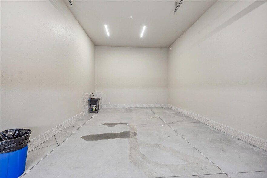 More Photos Of 15181 Shadow Wood St, Brighton Parking Garage For Lease