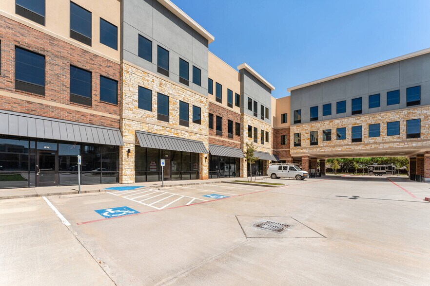 More Photos Of 4899 Highway 6, Missouri City Restaurant For Lease