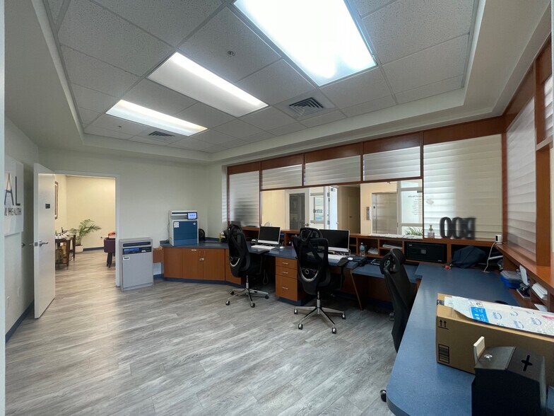 More Photos Of 2505 Metrocentre Blvd, West Palm Beach Medical For Lease