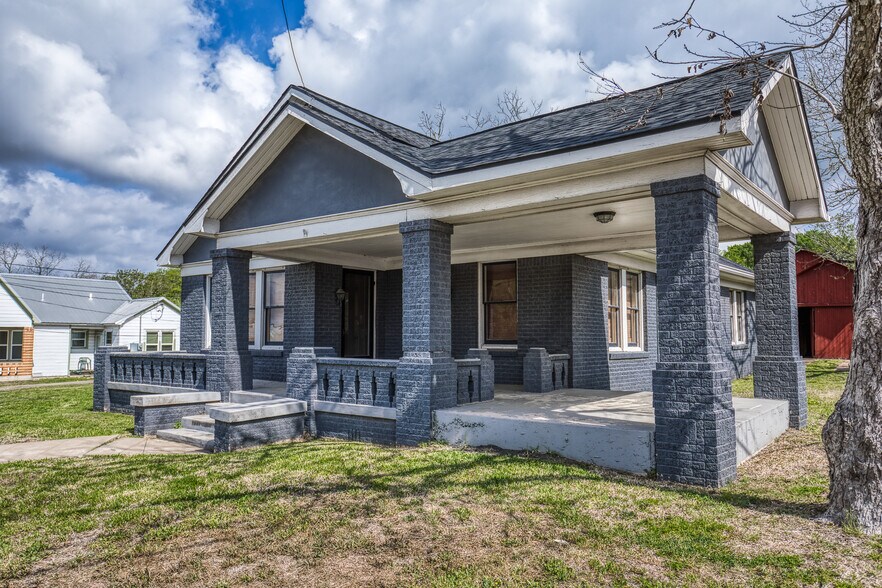 More Photos Of 404 W Main St, Bellville Office Residential For Sale