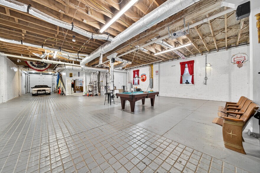 More Photos Of 109 7th Ave E, Springfield Flex For Sale