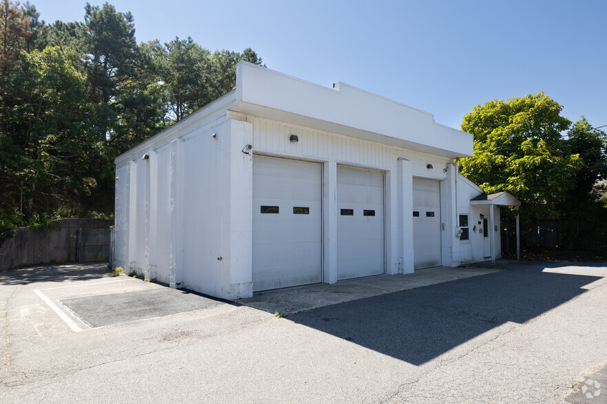 Primary Photo Of 230 E Montauk Hwy, Hampton Bays Service For Lease