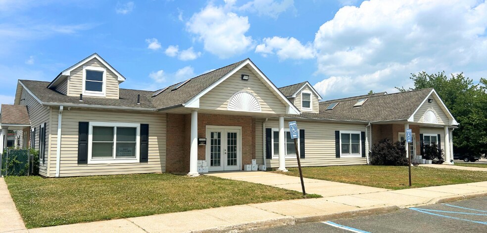 Primary Photo Of 580 Sunrise Hwy, West Babylon Office For Lease