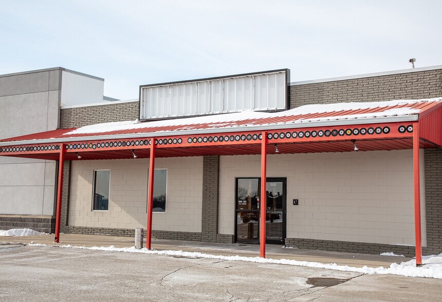 More Photos Of 3555-3563 University Ave, Waterloo Freestanding For Lease