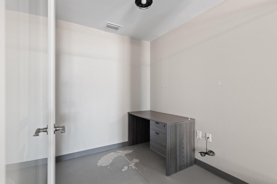 More Photos Of 229 E Lemon St, Tarpon Springs Auto Repair For Lease