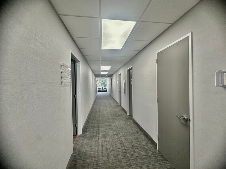 More Photos Of 4 Dearfield Dr, Greenwich Medical For Lease