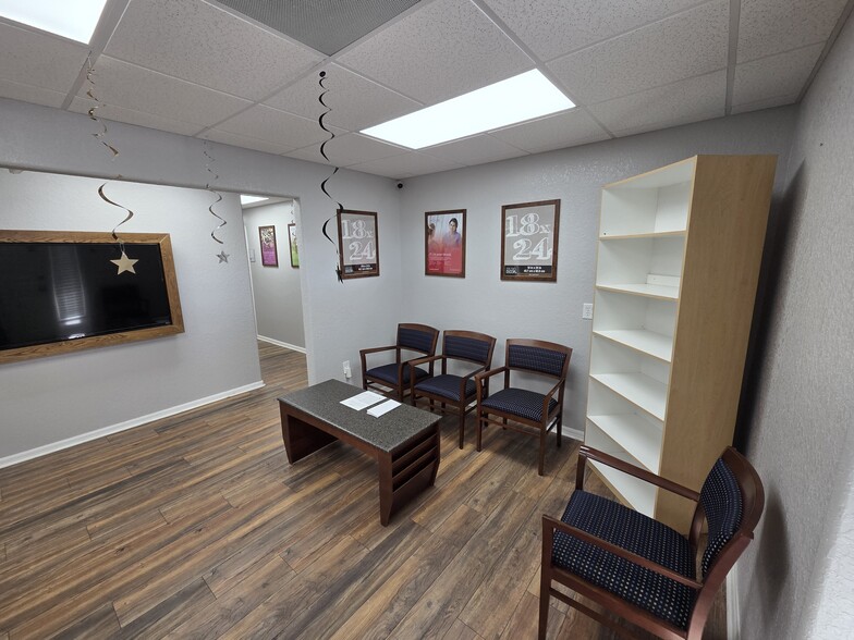 More Photos Of 143 N Oakwood Ave, Brandon Office For Lease