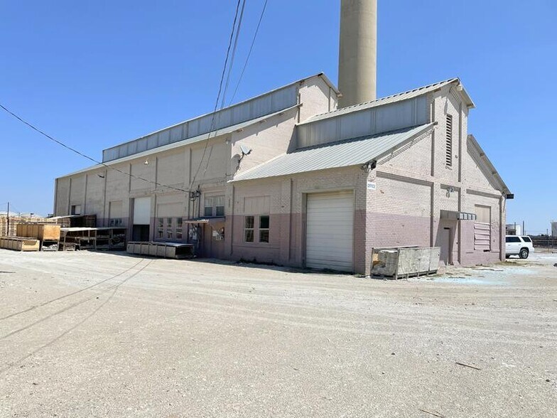 More Photos Of 2591 NE 28th St, Fort Worth Manufacturing For Lease