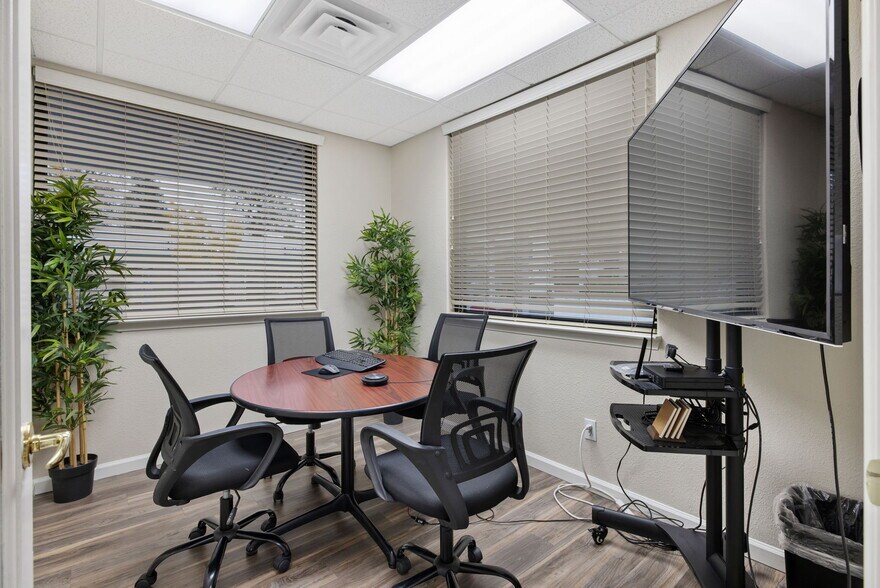 More Photos Of 610 W Main St, Visalia Office For Lease