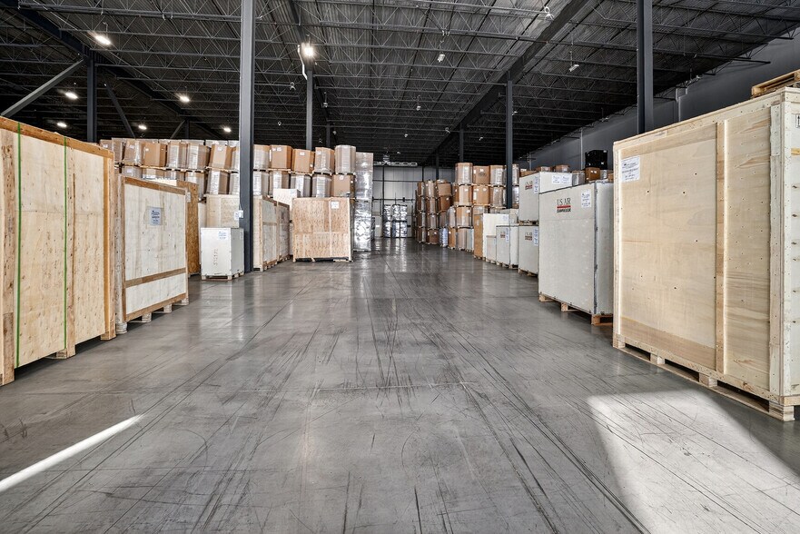 More Photos Of 11235 Boul Métropolitain E, Montréal Distribution For Lease