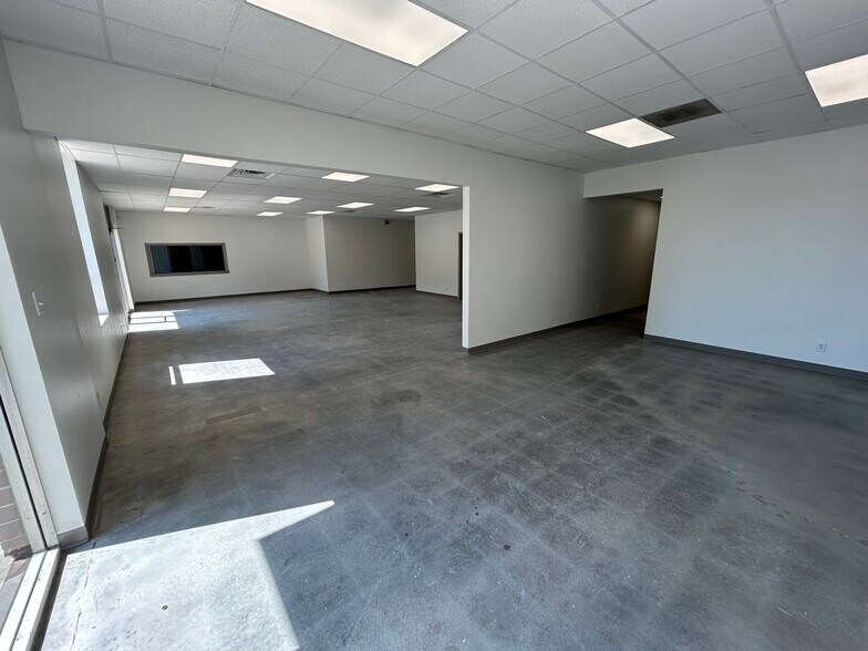 More Photos Of 5055-5061 Kennedy Rd, Forest Park Warehouse For Lease