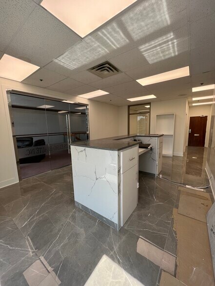 More Photos Of 321-335 Boul Saint-Martin O, Laval Storefront Retail Office For Lease